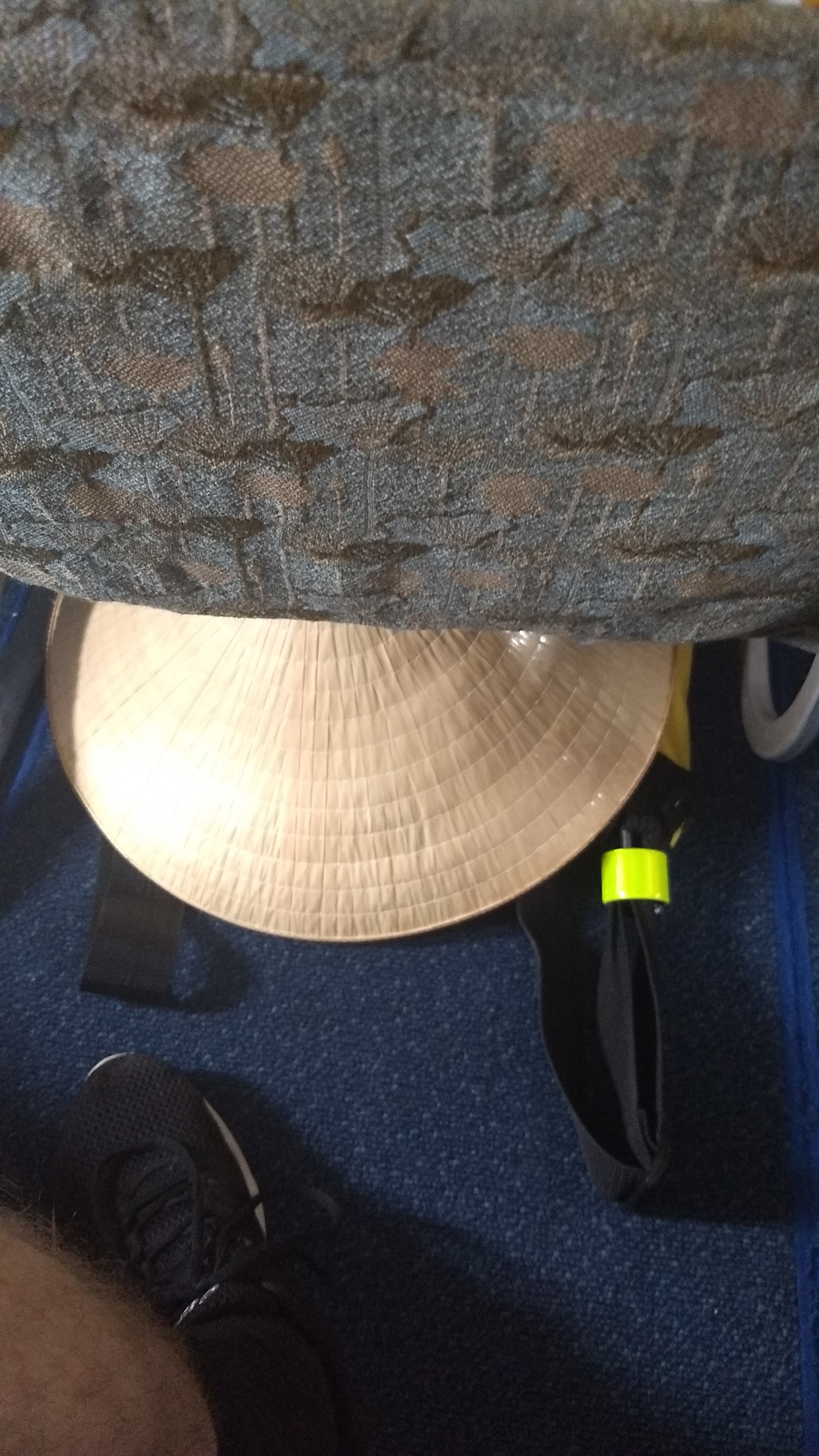 Stråhatt under sete.jpg