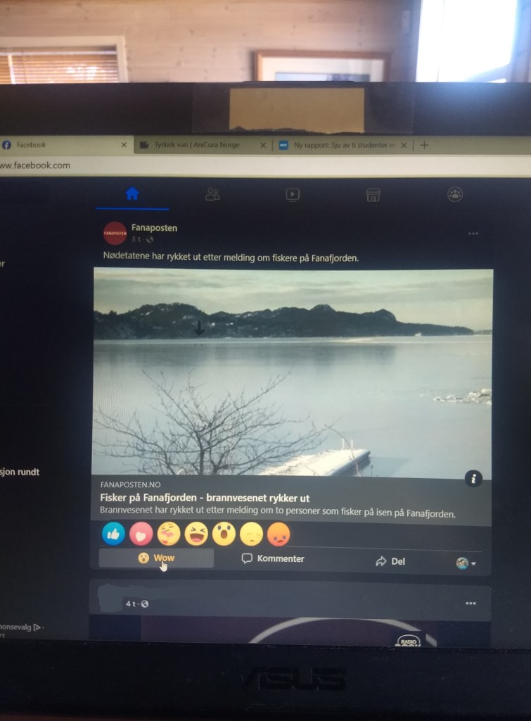 Bilde av laptopskjermen min som viser et Fanaposten-innlegg på Facebook. Bilde av Fanafjorden med en svart pil mot de to fiskerne i det fjerne. Overskriften til Fanaposten-saken er "Fisker på Fanafjorden - brannvesenet rykker ut".